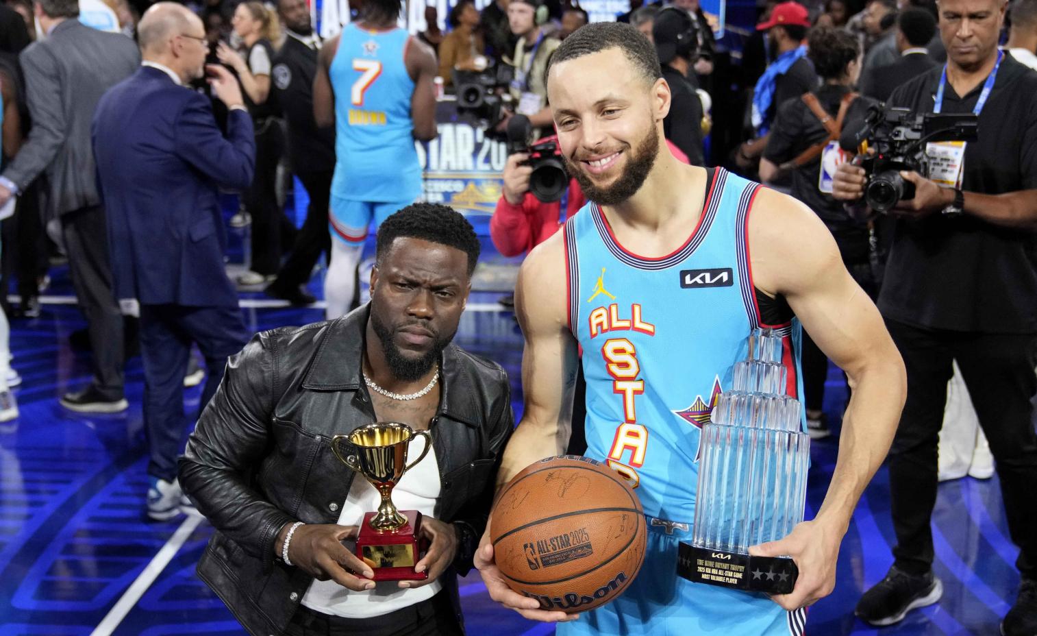 国际比赛日全明星赛传出新动向；俄克拉荷马雷霆官宣签约；管理层表态——底气十足；临场指挥获称赞的简单介绍